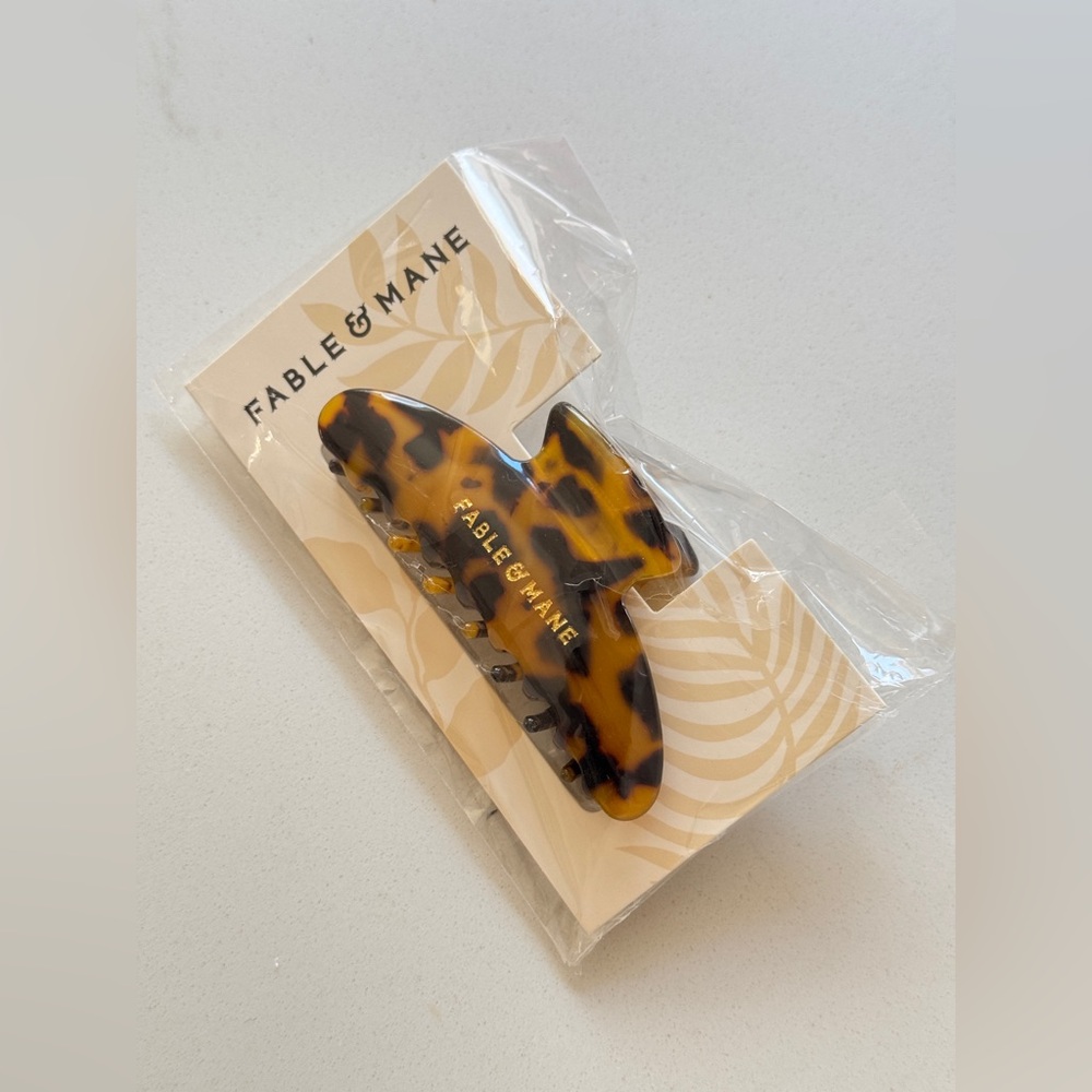 New Fable & Mane
Tortoiseshell Claw Clip
